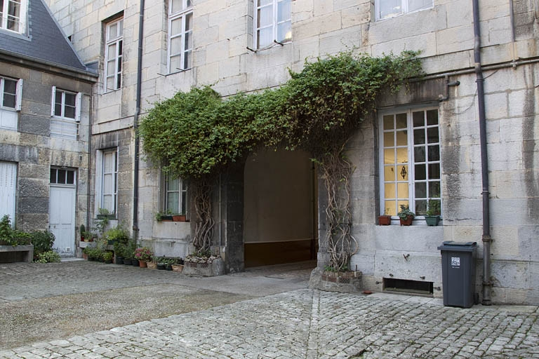 Logis principal, façade postérieure : détail du portail d'entrée dans la cour. © Yves Sancey / Région Bourgogne-Franche-Comté, Inventaire du patrimoine - 2011