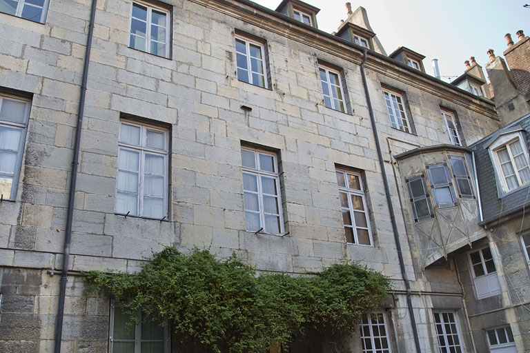 Logis principal, façade postérieure, de trois quarts gauche. © Yves Sancey / Région Bourgogne-Franche-Comté, Inventaire du patrimoine - 2011