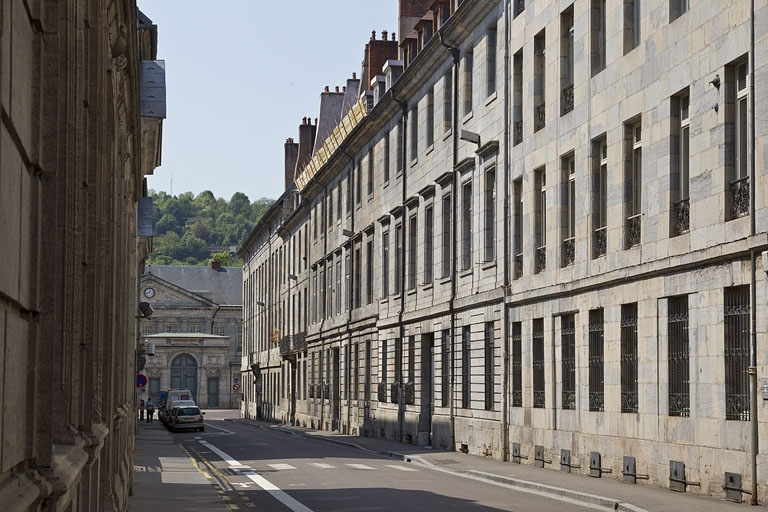 Logis principal, façade sur rue : de trois quarts droit. © Yves Sancey / Région Bourgogne-Franche-Comté, Inventaire du patrimoine - 2011