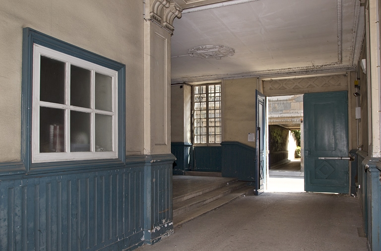 Vue du passage cocher et de l'entrée de l'escalier. © Yves Sancey / Région Bourgogne-Franche-Comté, Inventaire du patrimoine - 2011