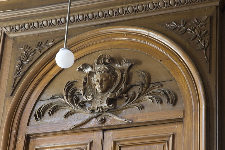 Logis principal, intérieur : détail du décor d'un dessus de porte du premier étage. © Yves Sancey / Région Bourgogne-Franche-Comté, Inventaire du patrimoine - 2011