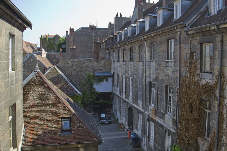 Logis principal : vue de la façade postérieure, de trois quarts droit. © Yves Sancey / Région Bourgogne-Franche-Comté, Inventaire du patrimoine - 2011
