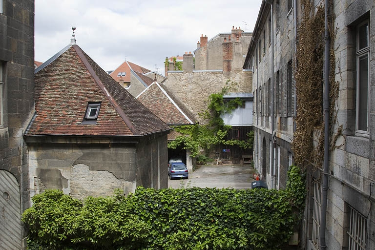 Détail de la première cour depuis l'immeuble voisin. © Yves Sancey / Région Bourgogne-Franche-Comté, Inventaire du patrimoine - 2011