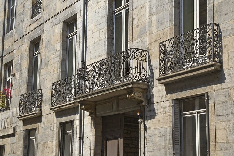 Logis principal, façade sur rue : détail du balcon et des garde-corps en ferronnerie du premier étage. © Yves Sancey / Région Bourgogne-Franche-Comté, Inventaire du patrimoine - 2011