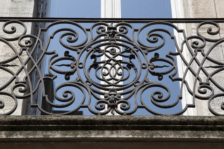 Logis principal, façade sur rue : détail de la ferronnerie du balcon. © Yves Sancey / Région Bourgogne-Franche-Comté, Inventaire du patrimoine - 2011
