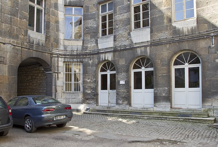 Logis principal : rez-de-chaussée de l'aile de l'escalier située dans la cour. © Yves Sancey / Région Bourgogne-Franche-Comté, Inventaire du patrimoine - 2011