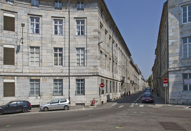 Logis principal : façade sur rue, de trois quarts gauche. © Yves Sancey / Région Bourgogne-Franche-Comté, Inventaire du patrimoine - 2011