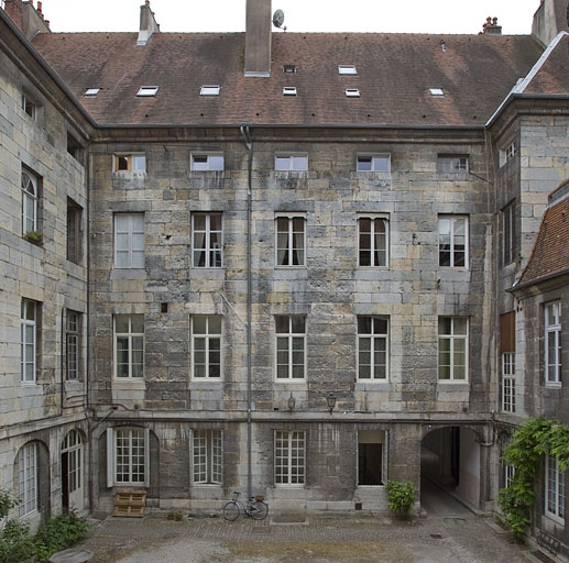 Logis principal : façade postérieure de l'aile sur rue, de face. © Yves Sancey / Région Bourgogne-Franche-Comté, Inventaire du patrimoine - 2011