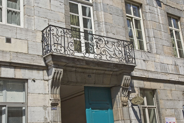 Logis principal, façade sur rue : détail du balcon. © Yves Sancey / Région Bourgogne-Franche-Comté, Inventaire du patrimoine - 2011