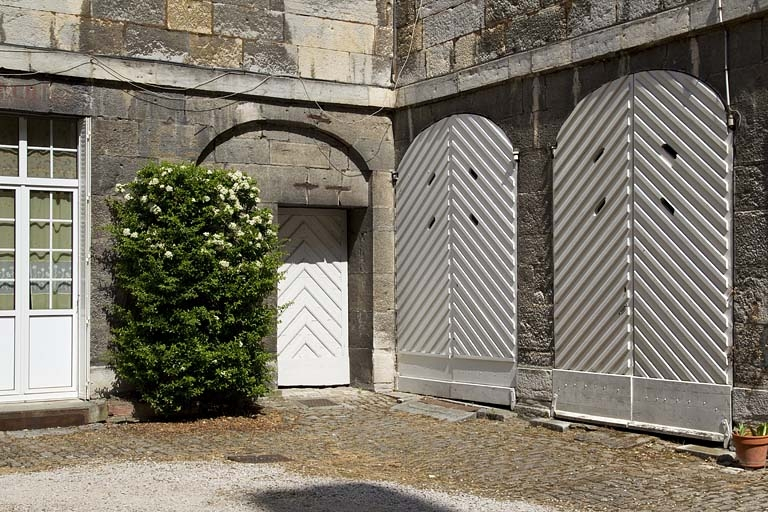 Logis principal, aile droite : vue des remises. © Yves Sancey / Région Bourgogne-Franche-Comté, Inventaire du patrimoine - 2011