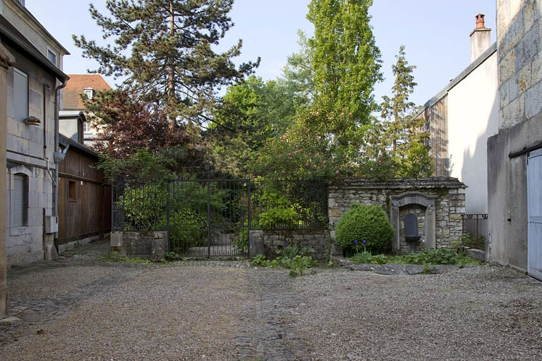 Vue de l'entrée du jardin depuis la cour. © Yves Sancey / Région Bourgogne-Franche-Comté, Inventaire du patrimoine - 2011
