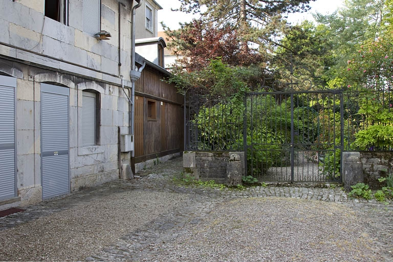 Vue du bûcher depuis la cour. © Yves Sancey / Région Bourgogne-Franche-Comté, Inventaire du patrimoine - 2011