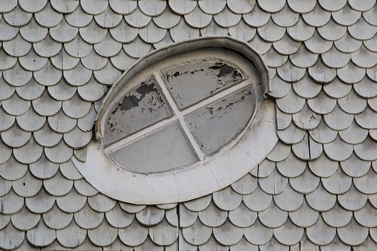 Escalier à cage fermée : détail d'un oeil de boeuf, vu de l'extérieur. © Yves Sancey / Région Bourgogne-Franche-Comté, Inventaire du patrimoine - 2011