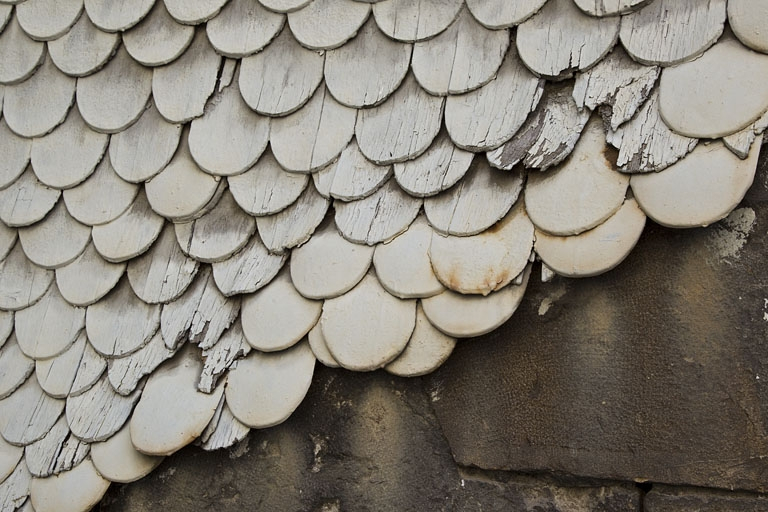 Détail des tavaillons recouvrant l'extérieur de la cage d'escalier : vue rapprochée. © Yves Sancey / Région Bourgogne-Franche-Comté, Inventaire du patrimoine - 2011