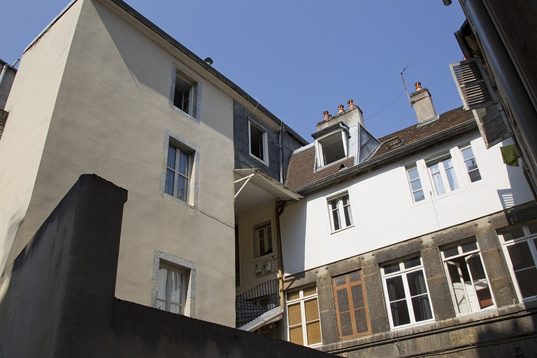 Deuxième logis secondaire dans la deuxième cour : vue d'ensemble depuis la parcelle voisine. © Yves Sancey / Région Bourgogne-Franche-Comté, Inventaire du patrimoine - 2011