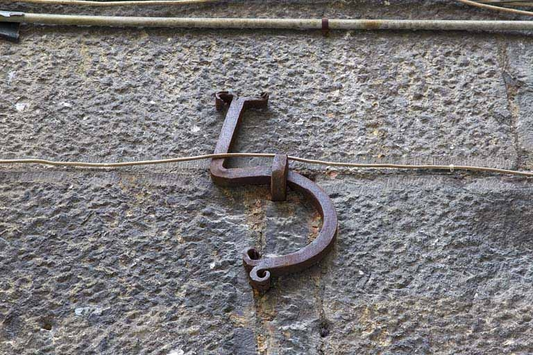 Deuxième logis secondaire : détail de la date en fer forgé (1715), chiffre 5. © Yves Sancey / Région Bourgogne-Franche-Comté, Inventaire du patrimoine - 2011