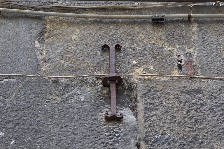 Deuxième logis secondaire : détail de la date en fer forgé (1715), chiffre 1. © Yves Sancey / Région Bourgogne-Franche-Comté, Inventaire du patrimoine - 2011