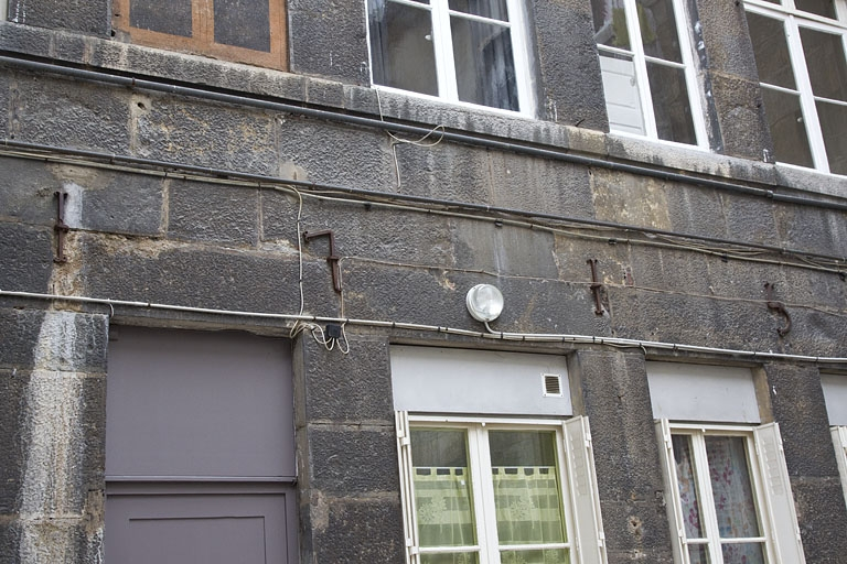 Deuxième logis secondaire : détail de la date en fer forgé (1715), vue d'ensemble. © Yves Sancey / Région Bourgogne-Franche-Comté, Inventaire du patrimoine - 2011