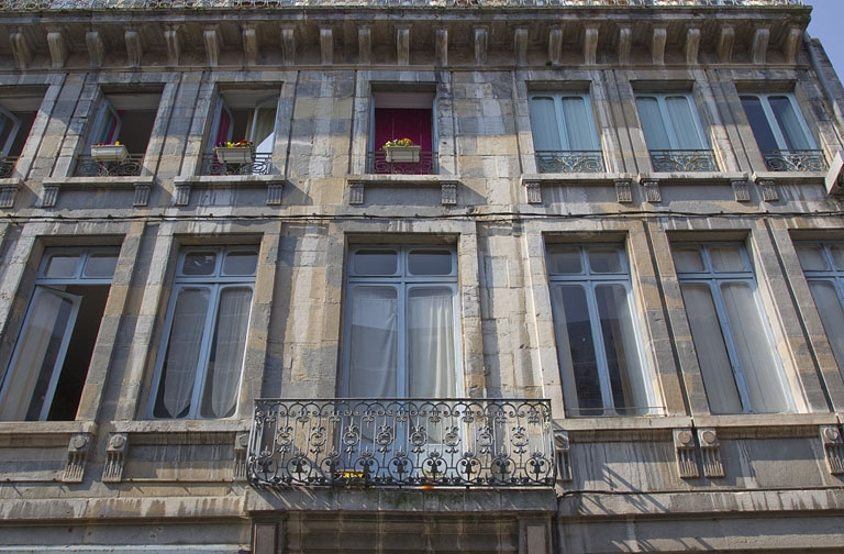 Logis principal, façade sur rue : détail des premier et deuxième étages, de face. © Yves Sancey / Région Bourgogne-Franche-Comté, Inventaire du patrimoine - 2011