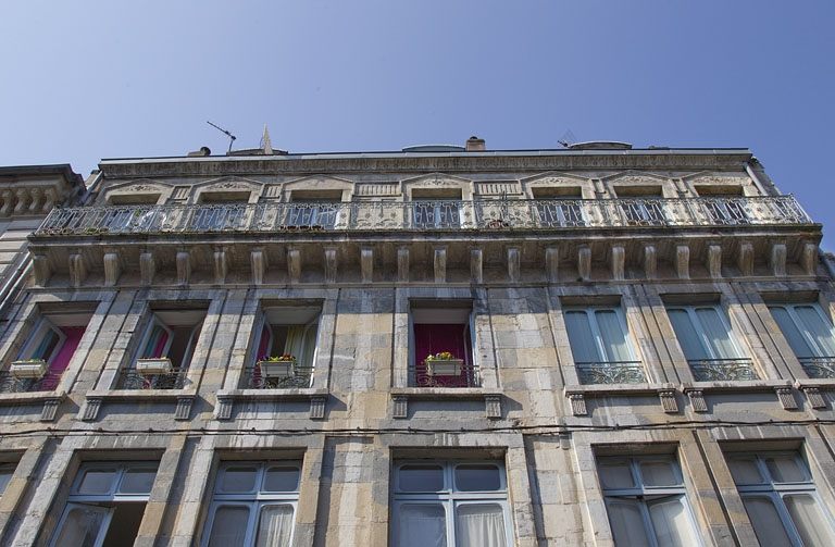 Logis principal, façade sur rue : détail des deuxième et troisème étages, de face. © Yves Sancey / Région Bourgogne-Franche-Comté, Inventaire du patrimoine - 2011