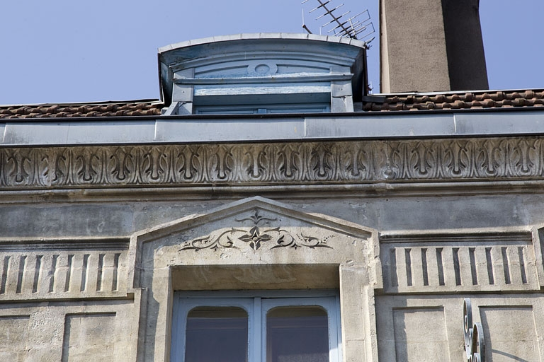 Logis principal, façade sur rue, troisième étage : détail du décor d'une baie et de la corniche du toit. © Yves Sancey / Région Bourgogne-Franche-Comté, Inventaire du patrimoine - 2011