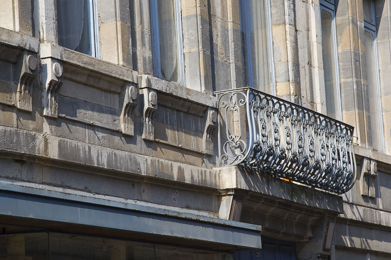 Logis principal, façade sur rue, premier étage : détail du balcon, de trois quarts gauche. © Yves Sancey / Région Bourgogne-Franche-Comté, Inventaire du patrimoine - 2011