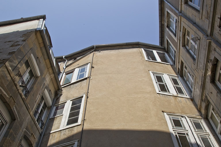 Escalier à droite de la première cour : vue de la cage extérieure. © Yves Sancey / Région Bourgogne-Franche-Comté, Inventaire du patrimoine - 2011
