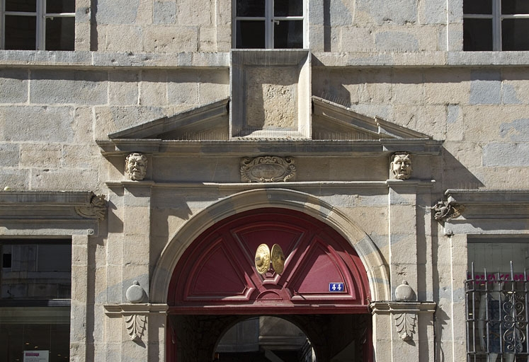 Logis principal, portail d'entrée : détail du fronton interrompu à tabernacle. © Yves Sancey / Région Bourgogne-Franche-Comté, Inventaire du patrimoine - 2011