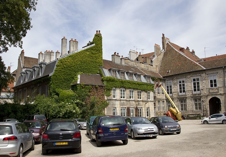 Troisième logis secondaire, à droite de l'ancien jardin : de trois quarts gauche. © Yves Sancey / Région Bourgogne-Franche-Comté, Inventaire du patrimoine - 2011