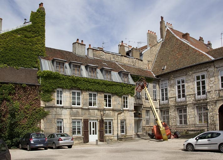 Troisième logis secondaire, à droite de l'ancien jardin : de trois quarts gauche, vue rapprochée. © Yves Sancey / Région Bourgogne-Franche-Comté, Inventaire du patrimoine - 2011