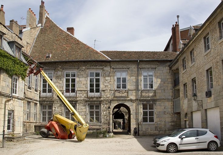 Premier logis secondaire, façade postérieure donnant sur l'ancien jardin. © Yves Sancey / Région Bourgogne-Franche-Comté, Inventaire du patrimoine - 2011