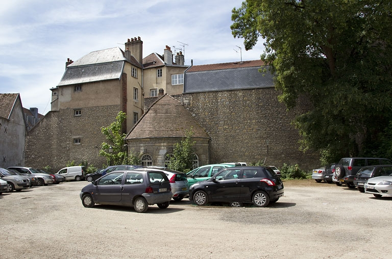 Vue de l'ancien jardin avec la fabrique de jardin. © Yves Sancey / Région Bourgogne-Franche-Comté, Inventaire du patrimoine - 2011