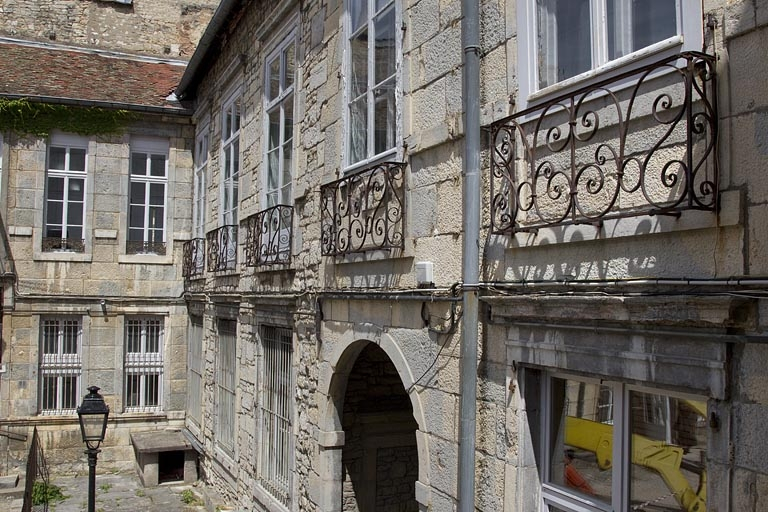 Façade postérieure du logis principal donnant sur l'ancien jardin : de trois quarts droit. © Yves Sancey / Région Bourgogne-Franche-Comté, Inventaire du patrimoine - 2011