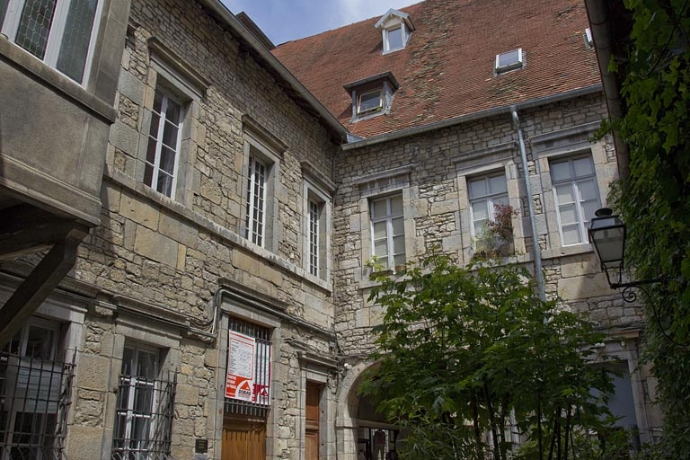 Logis principal : façades sur cour. © Yves Sancey / Région Bourgogne-Franche-Comté, Inventaire du patrimoine - 2011