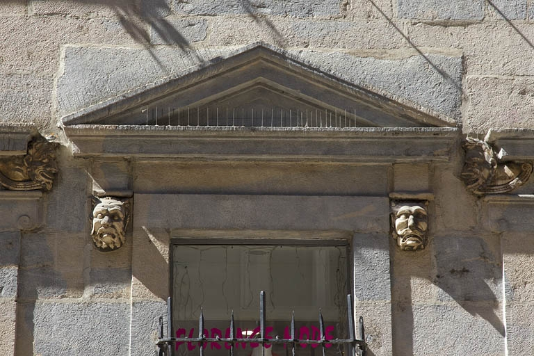 Logis principal, façade sur rue, partie droite : détail du fronton de la fenêtre centrale. © Yves Sancey / Région Bourgogne-Franche-Comté, Inventaire du patrimoine - 2011