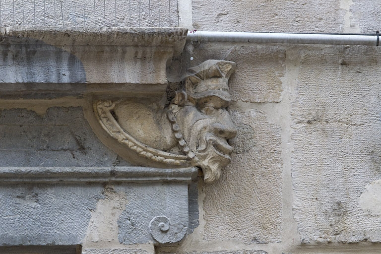 Logis principal, façade sur rue, partie droite, rez-de-chaussée, baie à gauche de l'arcade boutiquière : mascaron. © Yves Sancey / Région Bourgogne-Franche-Comté, Inventaire du patrimoine - 2011
