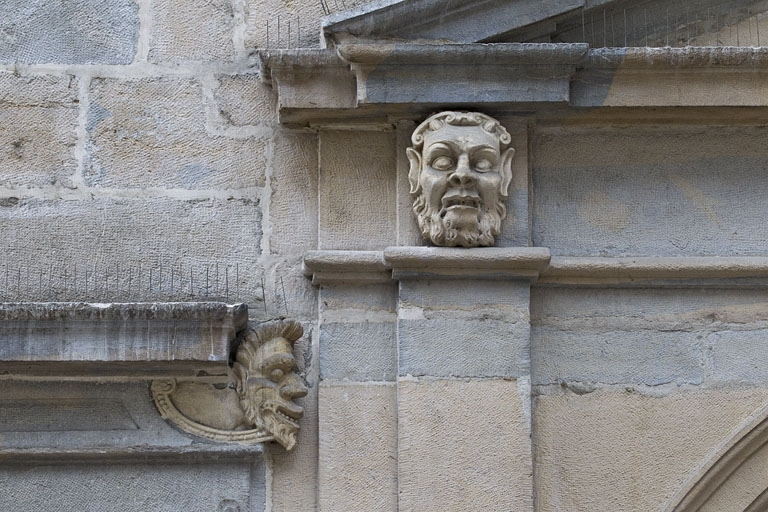Logis principal, façade sur rue, partie droite, rez-de-chaussée, baie à droite de l'arcade boutiquière : mascaron droit et mascaron gauche ornant le portail. © Yves Sancey / Région Bourgogne-Franche-Comté, Inventaire du patrimoine - 2011