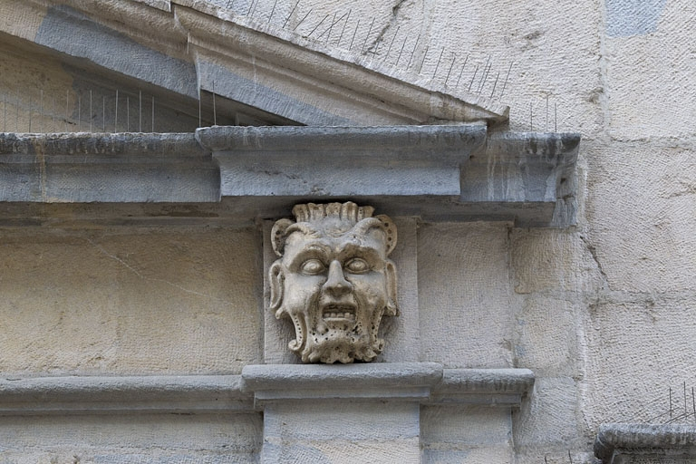 Logis principal, façade sur rue : mascaron droit ornant le portail. © Yves Sancey / Région Bourgogne-Franche-Comté, Inventaire du patrimoine - 2011