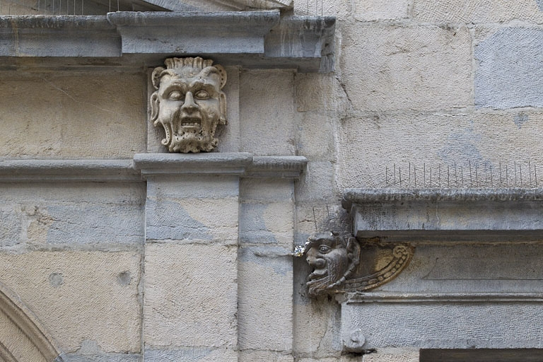 Logis principal, façade sur rue, partie droite, rez-de-chaussée : portail, mascaron droit et mascaron gauche de la première baie. © Yves Sancey / Région Bourgogne-Franche-Comté, Inventaire du patrimoine - 2011