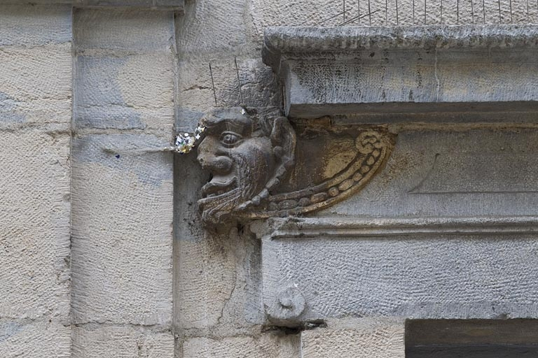 Logis principal, façade sur rue, partie droite, rez-de-chaussée : mascaron gauche de la baie gauche. © Yves Sancey / Région Bourgogne-Franche-Comté, Inventaire du patrimoine - 2011