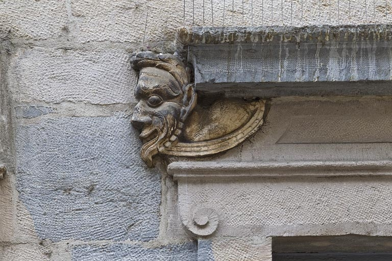 Logis principal, façade sur rue, partie droite, rez-de-chaussée, deuxième baie : mascaron droit. © Yves Sancey / Région Bourgogne-Franche-Comté, Inventaire du patrimoine - 2011