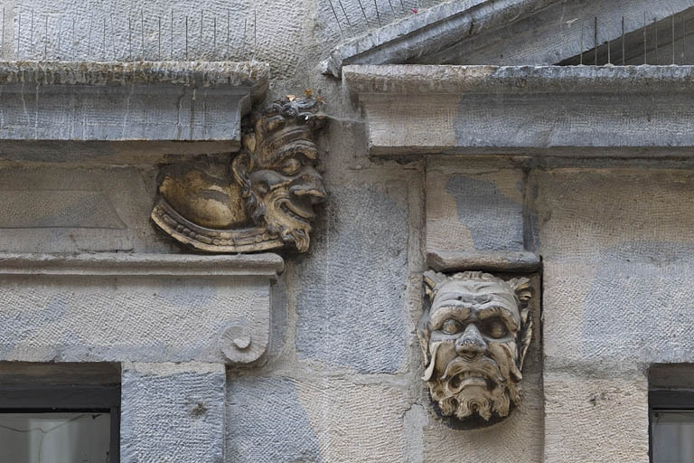 Logis principal, façade sur rue, partie droite, rez-de-chaussée, troisième baie : mascaron droit, et mascaron gauche de la baie centrale. © Yves Sancey / Région Bourgogne-Franche-Comté, Inventaire du patrimoine - 2011