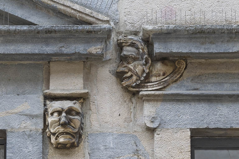 Logis principal, façade sur rue, partie droite, rez-de-chaussée, quatrième baie : mascaron gauche, et mascaron droit de la baie centrale. © Yves Sancey / Région Bourgogne-Franche-Comté, Inventaire du patrimoine - 2011