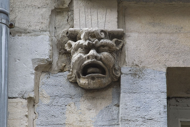 Logis principal, façade sur rue, partie gauche, premier étage, baie gauche : mascaron gauche. © Yves Sancey / Région Bourgogne-Franche-Comté, Inventaire du patrimoine - 2011