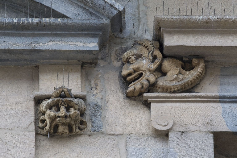 Logis principal, façade sur rue, partie gauche, premier étage, baie gauche : mascaron droit et mascaron gauche de la baie suivante. © Yves Sancey / Région Bourgogne-Franche-Comté, Inventaire du patrimoine - 2011