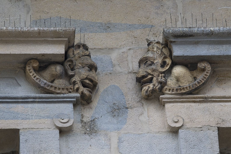 Logis principal, façade sur rue, partie gauche, premier étage, deuxième et troisième baies : mascarons gauche et droit. © Yves Sancey / Région Bourgogne-Franche-Comté, Inventaire du patrimoine - 2011