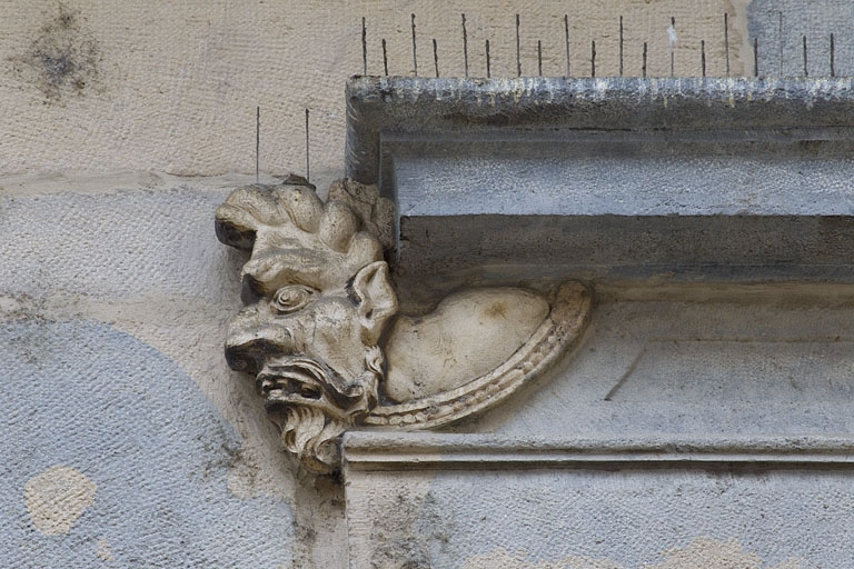 Logis principal, façade sur rue, premier étage, baie au dessus du portail : mascaron gauche. © Yves Sancey / Région Bourgogne-Franche-Comté, Inventaire du patrimoine - 2011