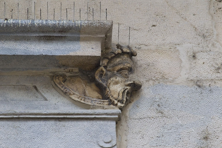 Logis principal, façade sur rue, premier étage, baie au dessus du portail : mascaron droit. © Yves Sancey / Région Bourgogne-Franche-Comté, Inventaire du patrimoine - 2011