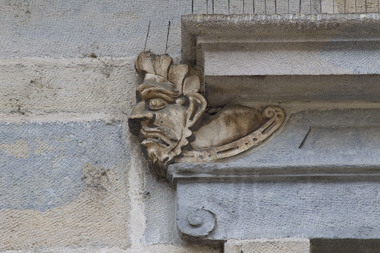 Logis principal, façade sur rue, premier étage, partie droite, fenêtre droite : mascaron gauche. © Yves Sancey / Région Bourgogne-Franche-Comté, Inventaire du patrimoine - 2011