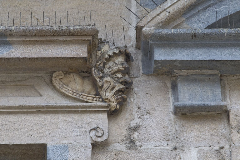 Logis principal, façade sur rue, premier étage, partie droite, fenêtre droite : mascaron droit. © Yves Sancey / Région Bourgogne-Franche-Comté, Inventaire du patrimoine - 2011